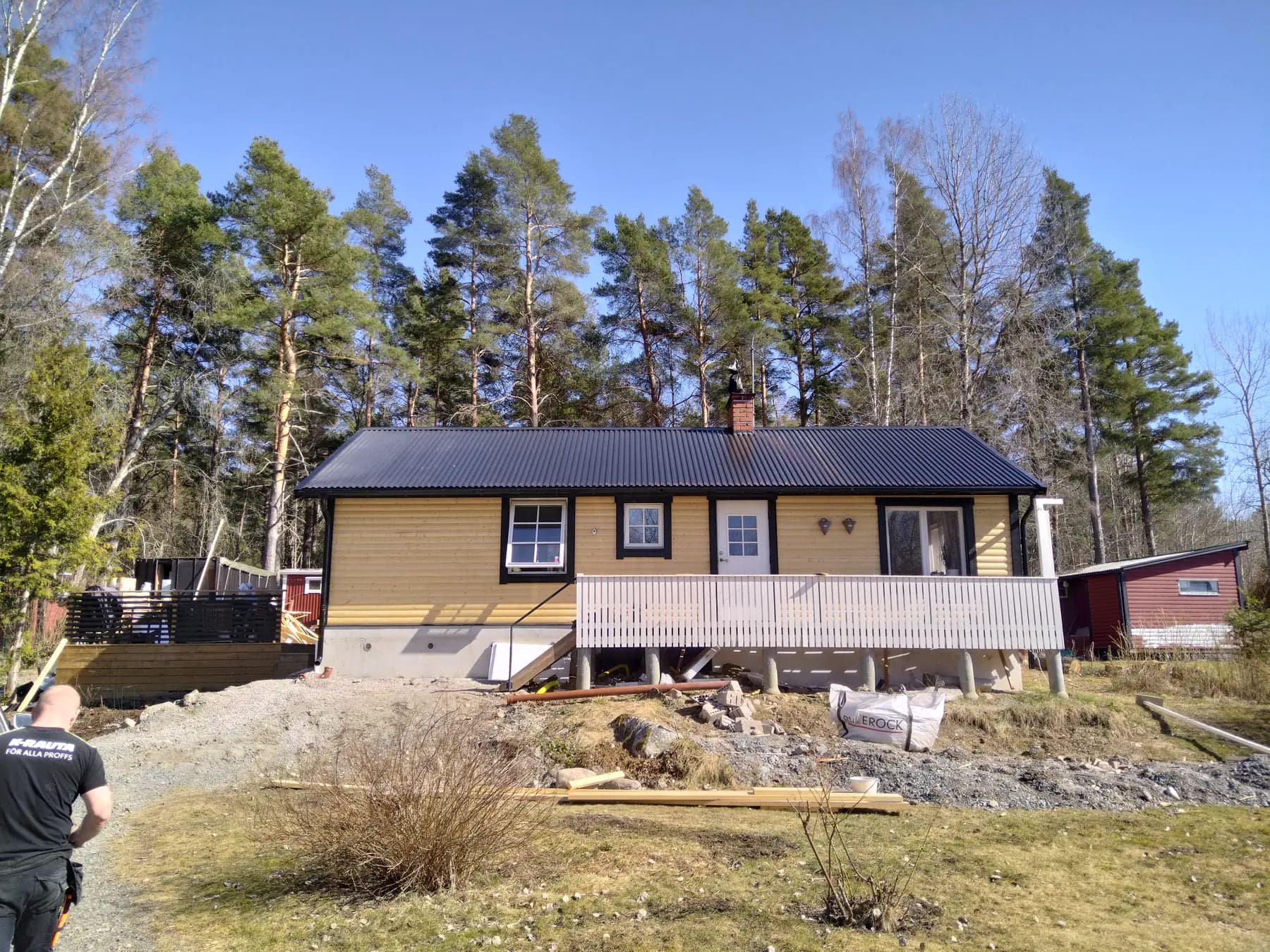 Eramaja välisvaade valminud terrassi ja trepiga